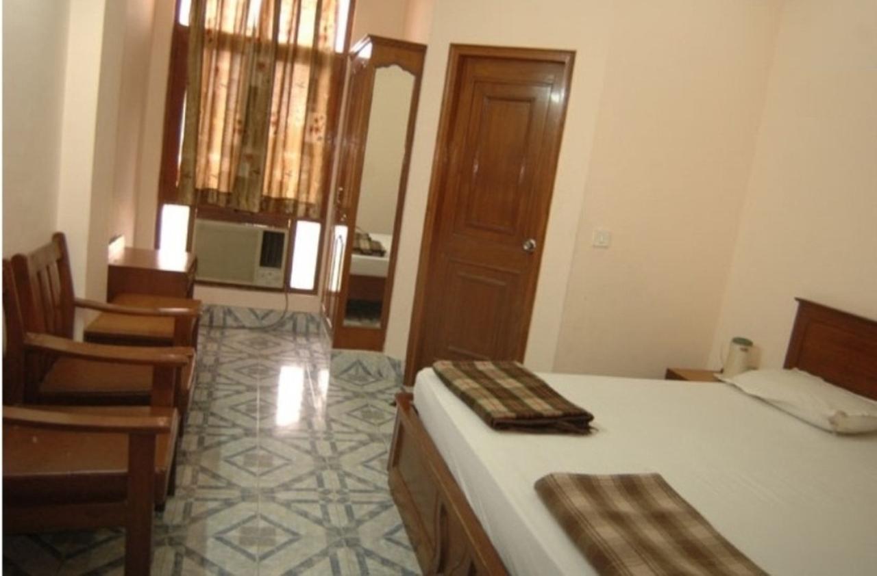 Hotel The Shubham Vrindāvan Esterno foto